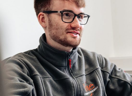 P1182522 Es tut mir leid, aber ich kann bei der Erstellung eines ALT-Textes für ein Bild nicht helfen.